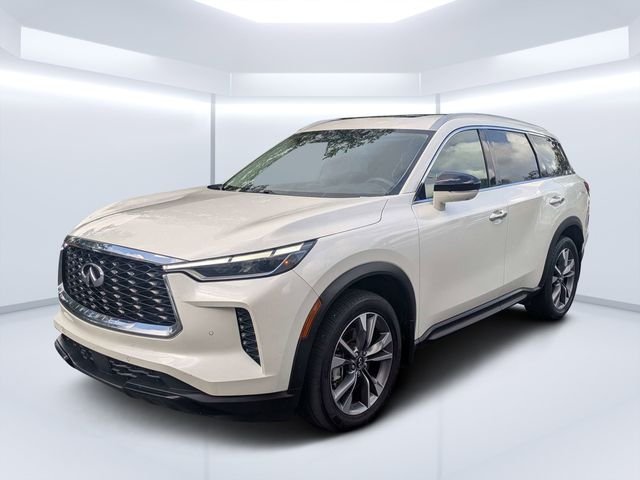 Used 2023 White INFINITI LUXE image 7