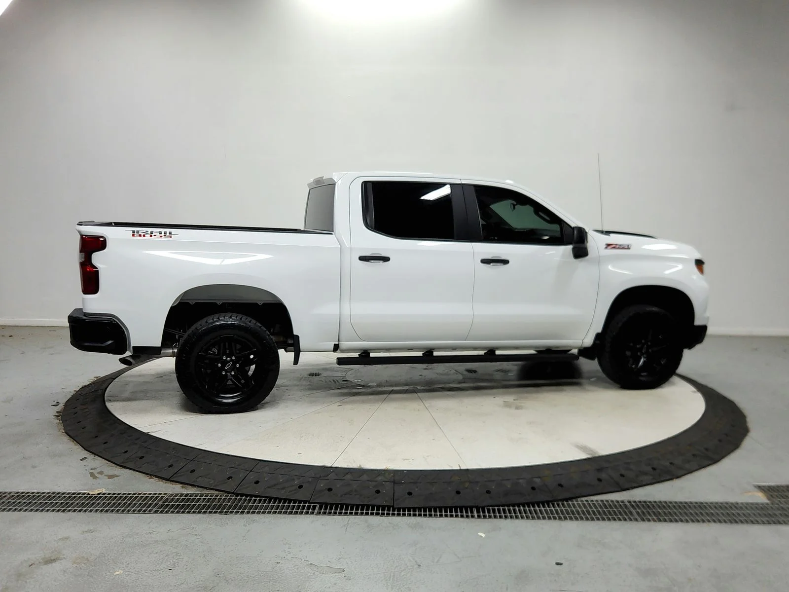 Used 2022 White Chevrolet Custom Trail Boss image 9