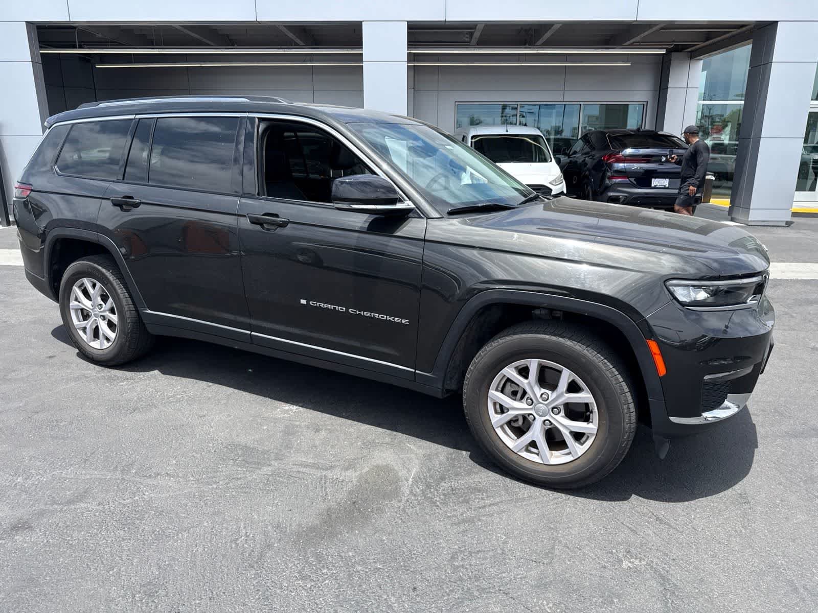 Used 2022 Rocky Mountain Pearlcoat Jeep Limited image 9