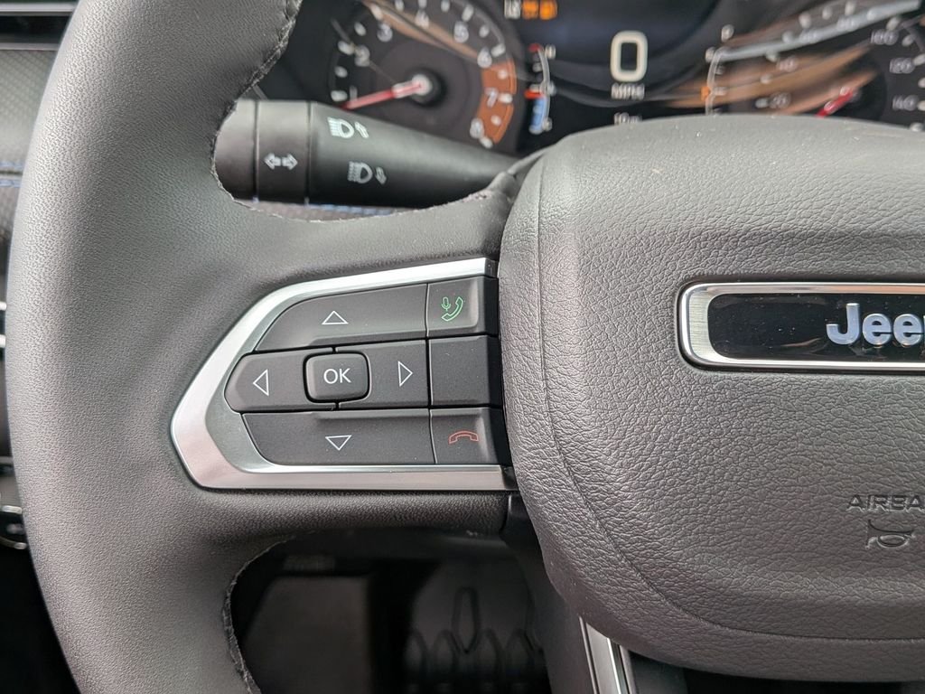 New 2026 Diamond Black Crystal Pearl-Coat Exterior Paint Jeep Latitude image 18