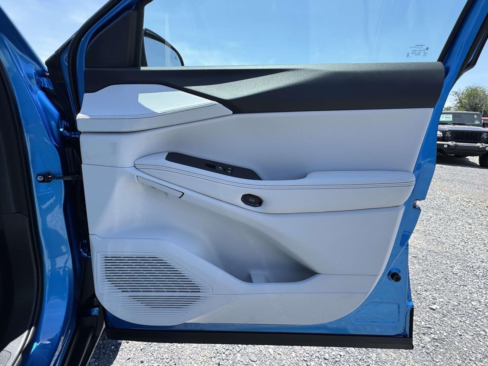 New 2026 Hydro Blue Pearl-Coat Exterior Paint Jeep Limited image 14