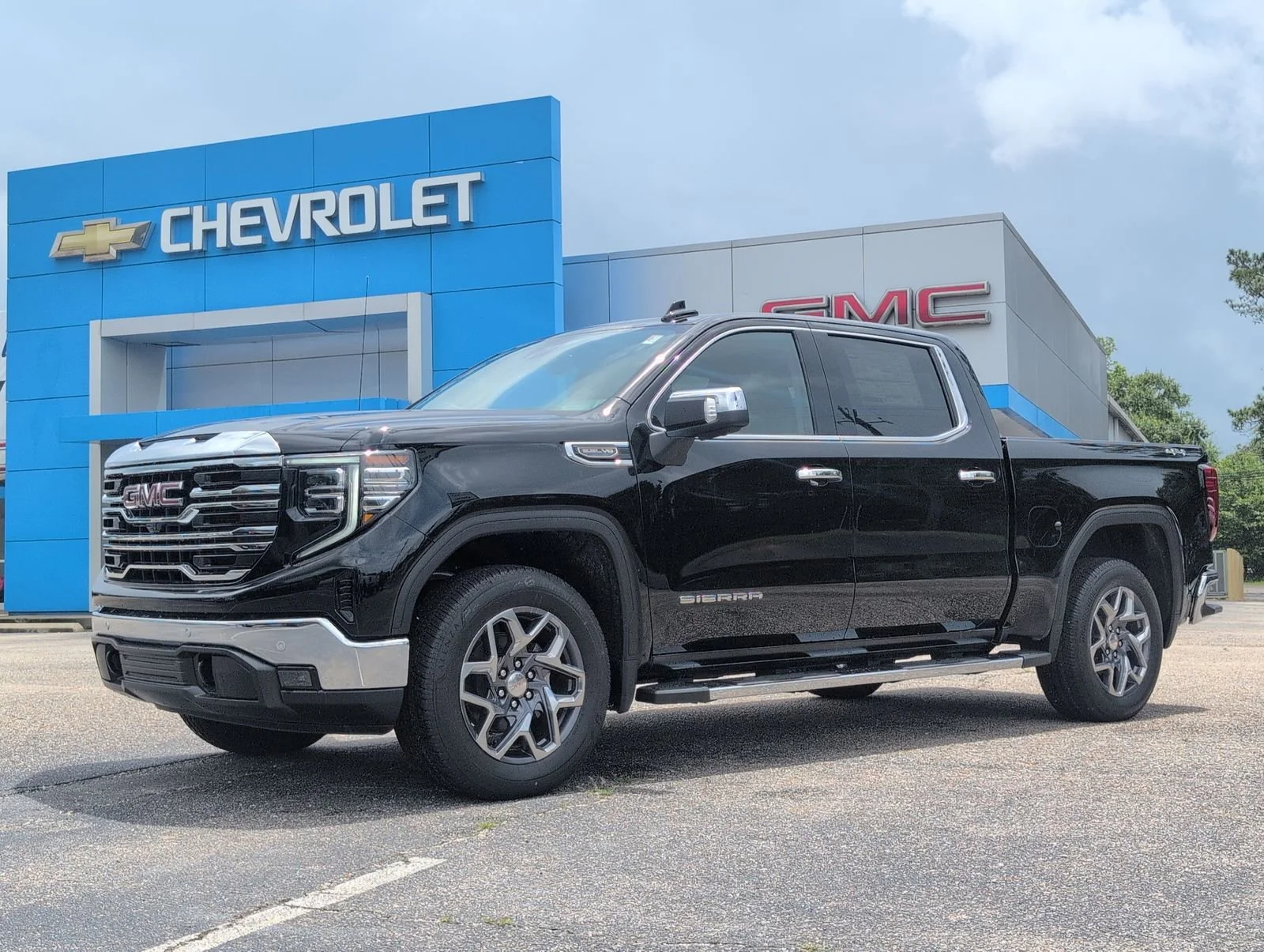 2026 GMC Sierra 4WD Crew Cab Short Box SLT's photo