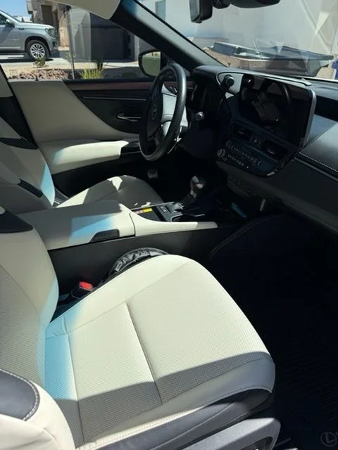 2025 Lexus ES 300h 300h's photo