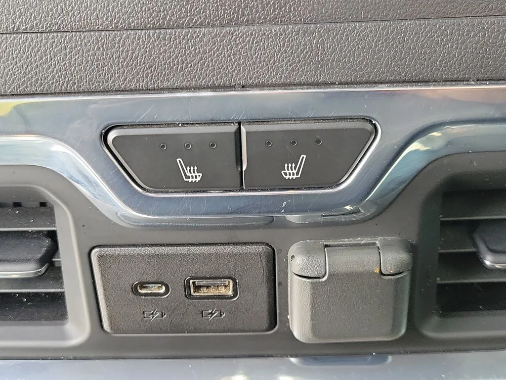 Used 2021 White GMC AT4 image 16