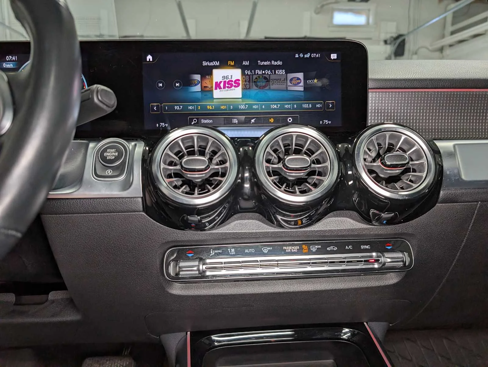 Used 2022 Polar White Mercedes-Benz GLB 250 image 28