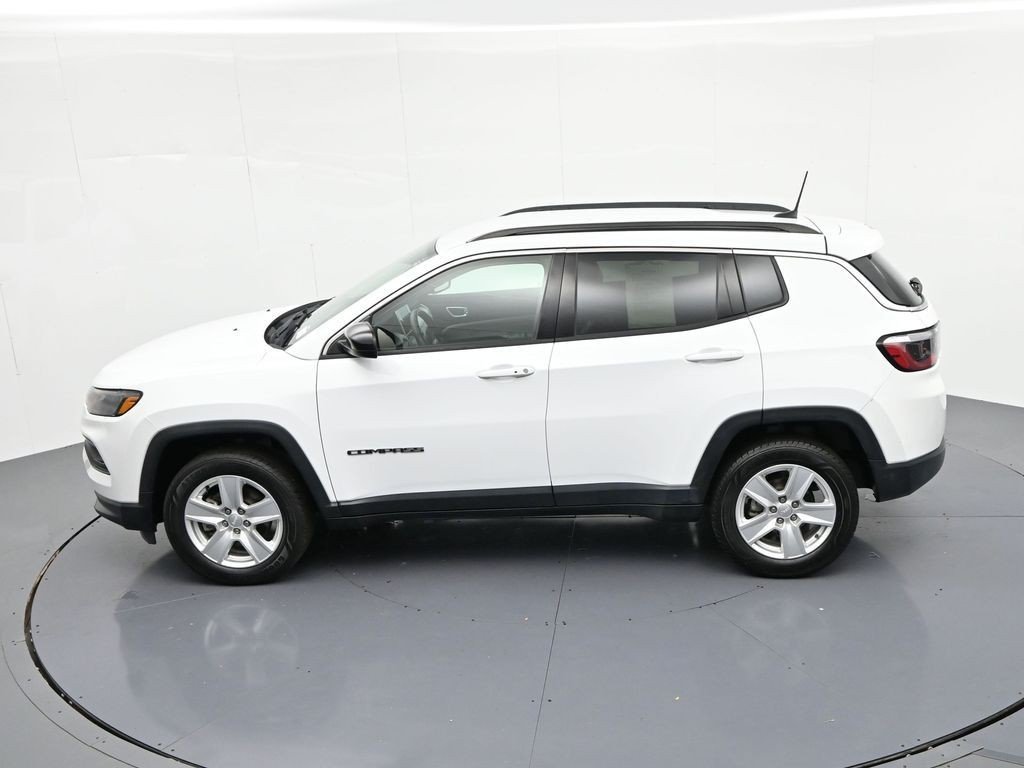 Used 2022 Bright White Clearcoat Jeep Latitude image 18