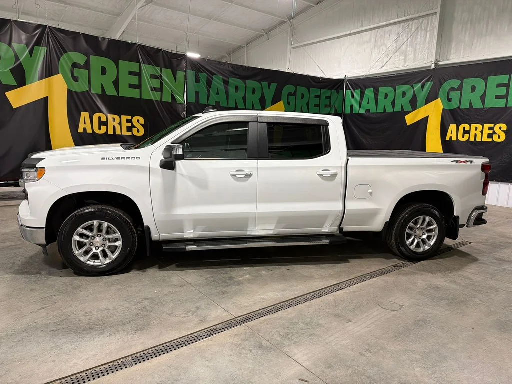 Used 2025 Summit White Chevrolet LT image 4