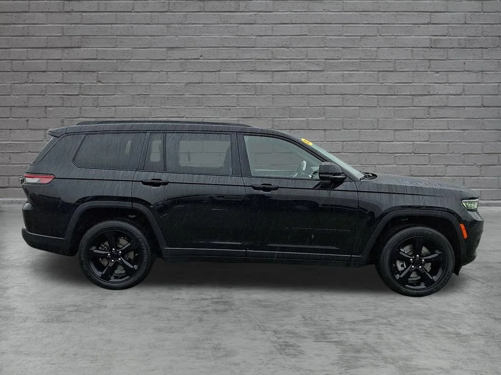 Used 2023 Diamond Black Crystal Pearlcoat Jeep Altitude image 13