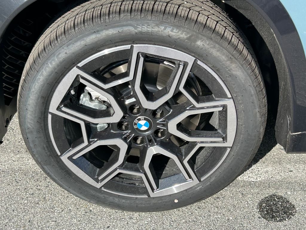 New 2026 Cape York Green Metallic BMW xDrive28i image 9