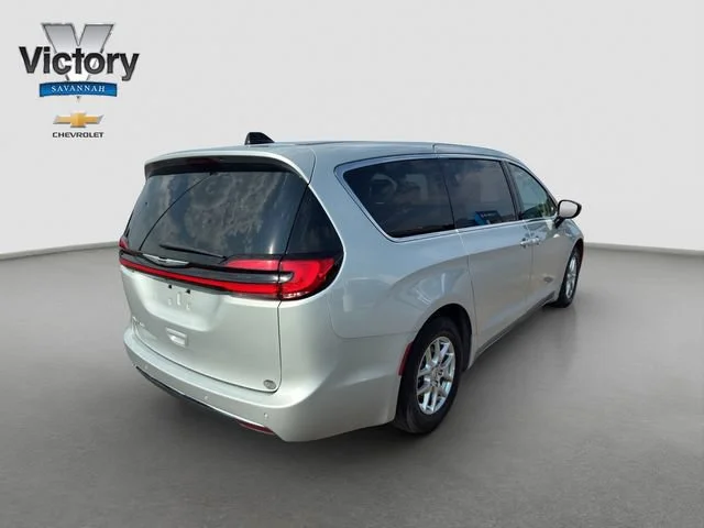 Used 2024 Silver Mist Chrysler Touring L image 7