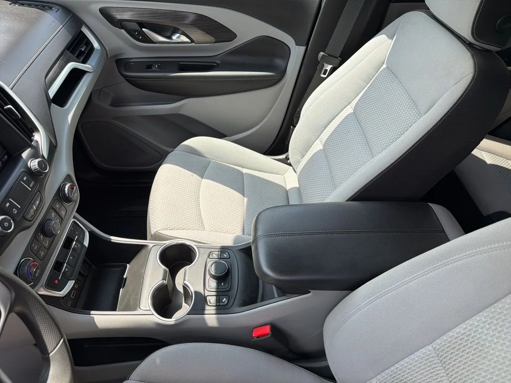 Used 2022 White GMC SLE image 43
