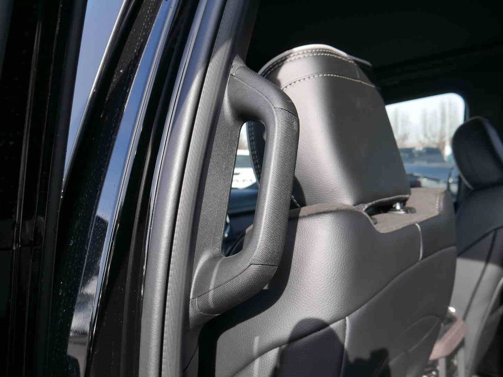 New 2026 Diamond Black Crystal Pearl-Coat Exterior Paint RAM LARAMIE image 21