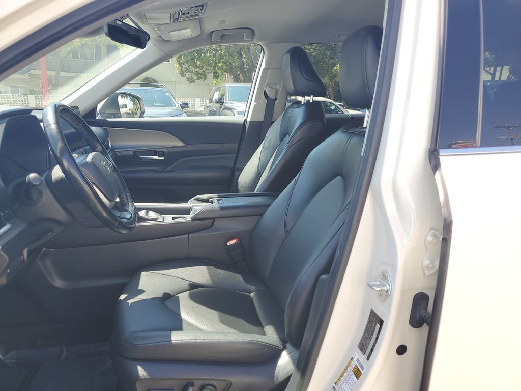 Used 2024 Cream Toyota XLE image 18