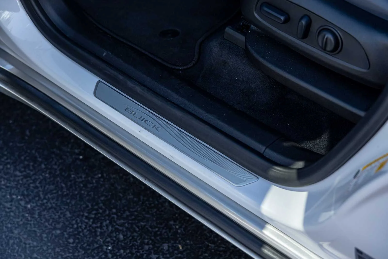Used 2024 White Frost Tricoat Buick Essence image 15