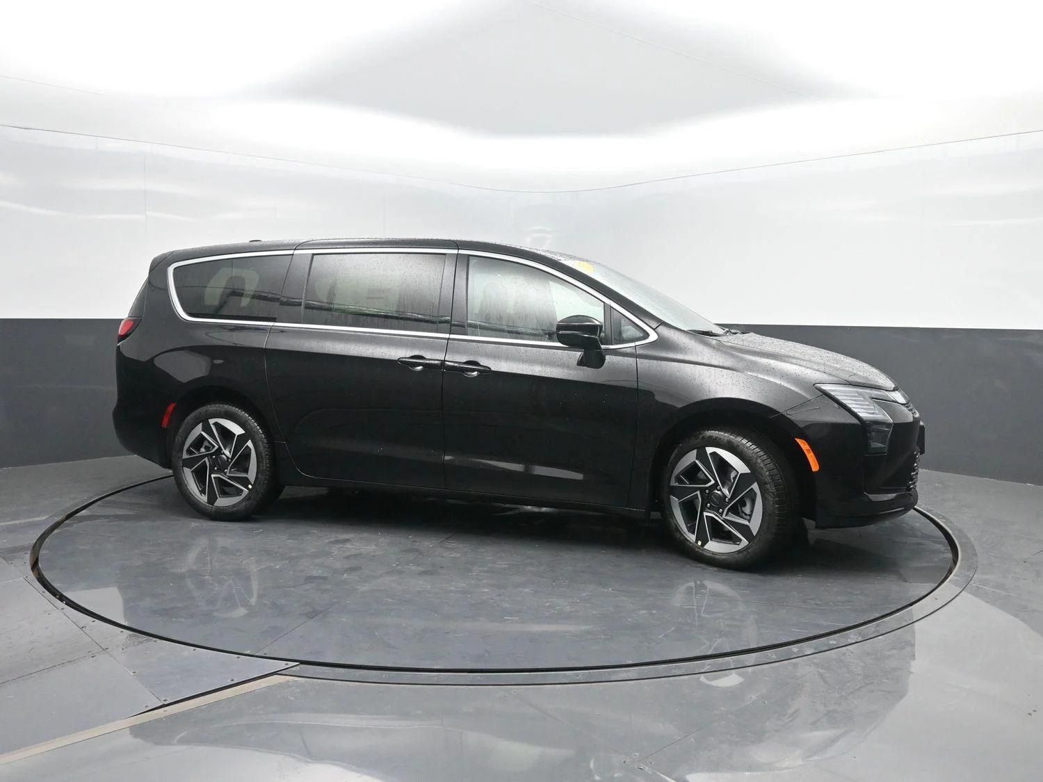 New 2027 Diamond Black Crystal Pearl-Coat Exterior Paint Chrysler Limited image 3