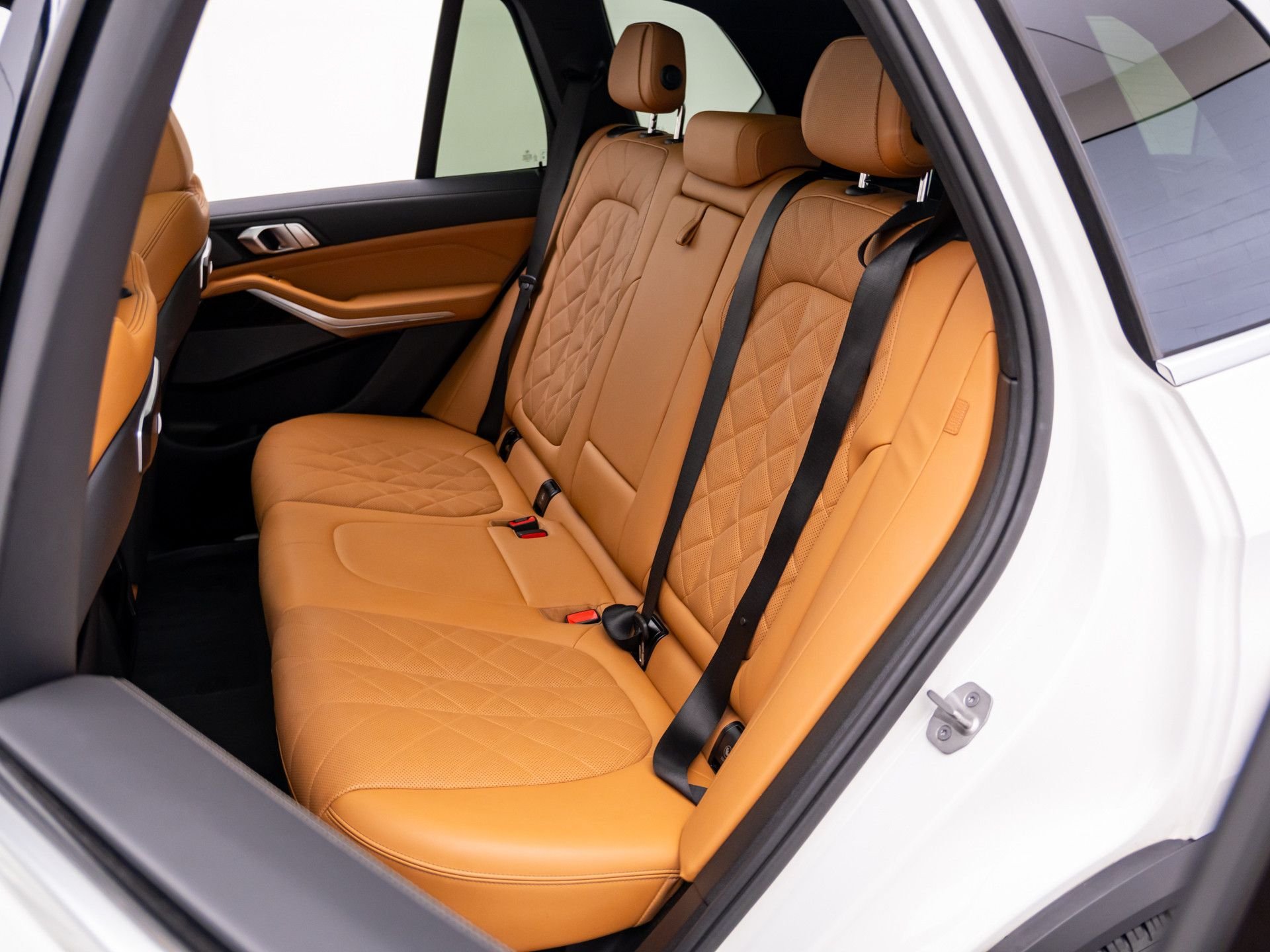 Used 2024 White BMW xDrive40i image 18