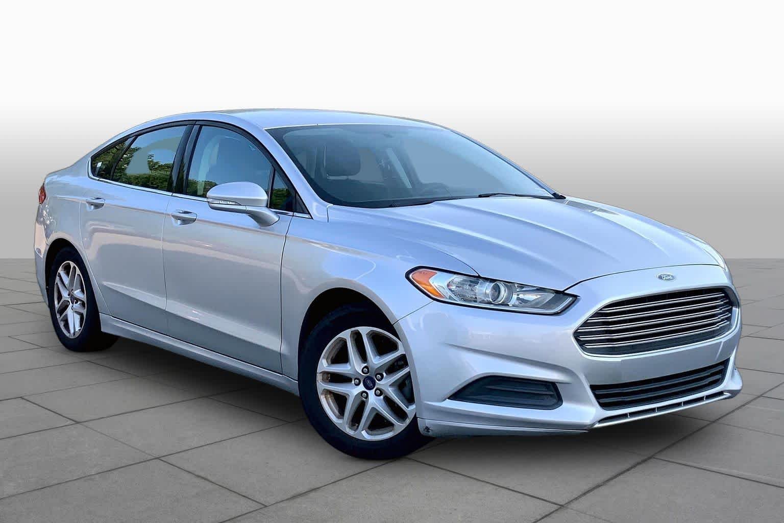 Used 2015 Ingot Silver Ford SE image 2