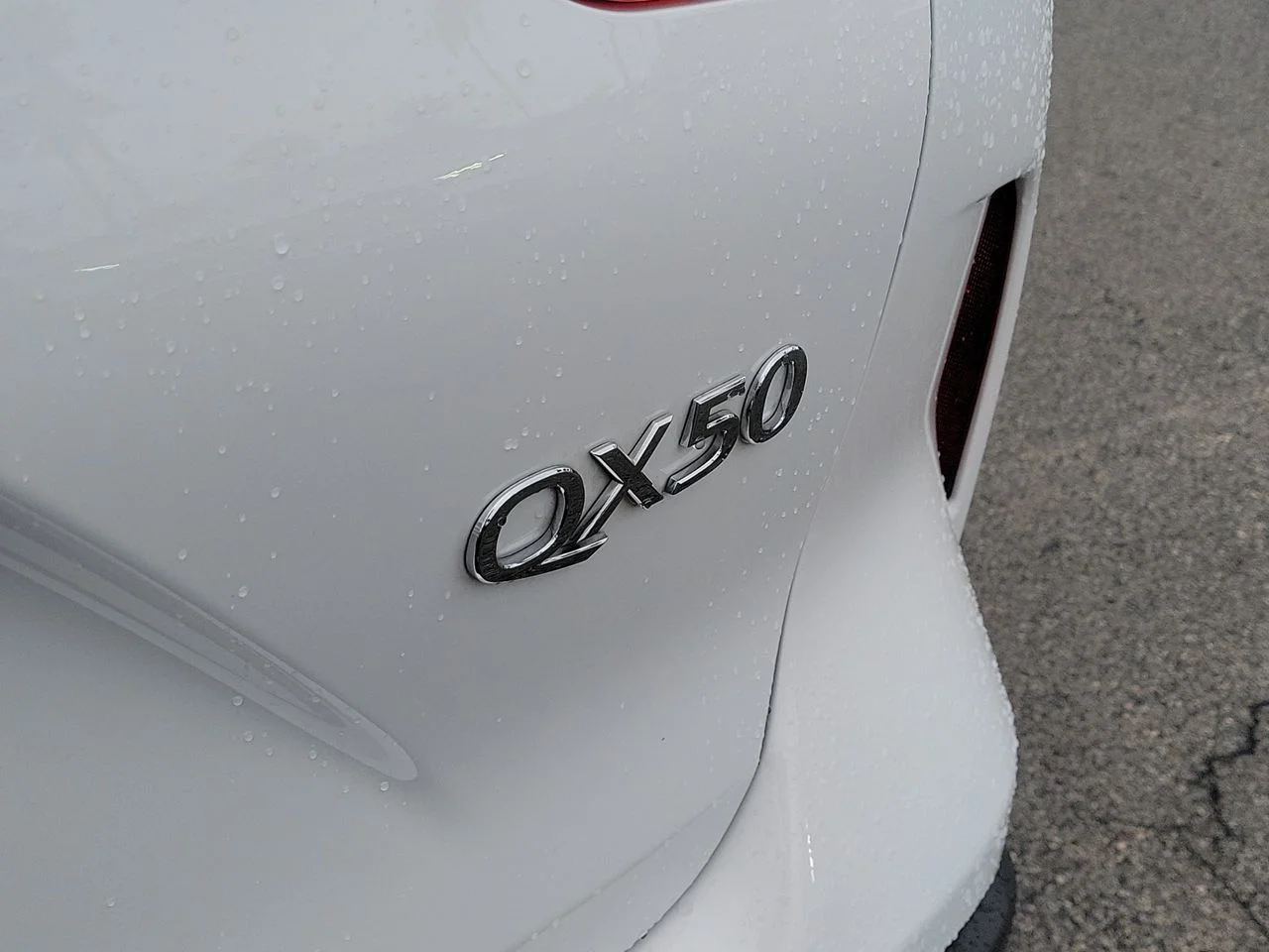 Used 2023 White INFINITI LUXE image 7