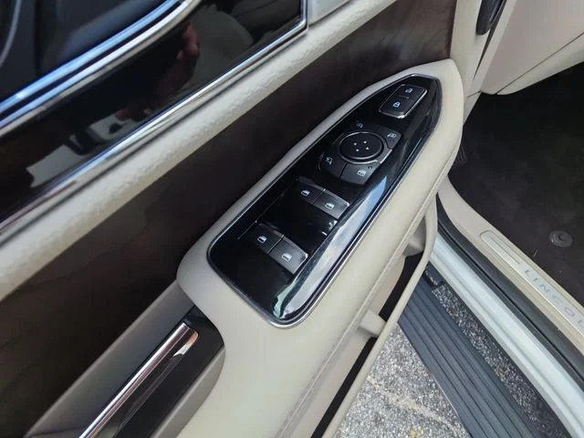 Used 2020 White Lincoln Reserve image 13
