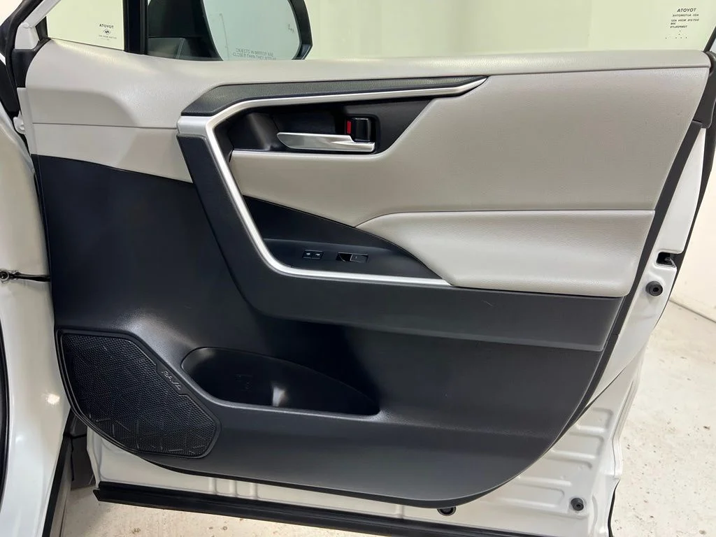 Used 2022 White Toyota XLE image 31
