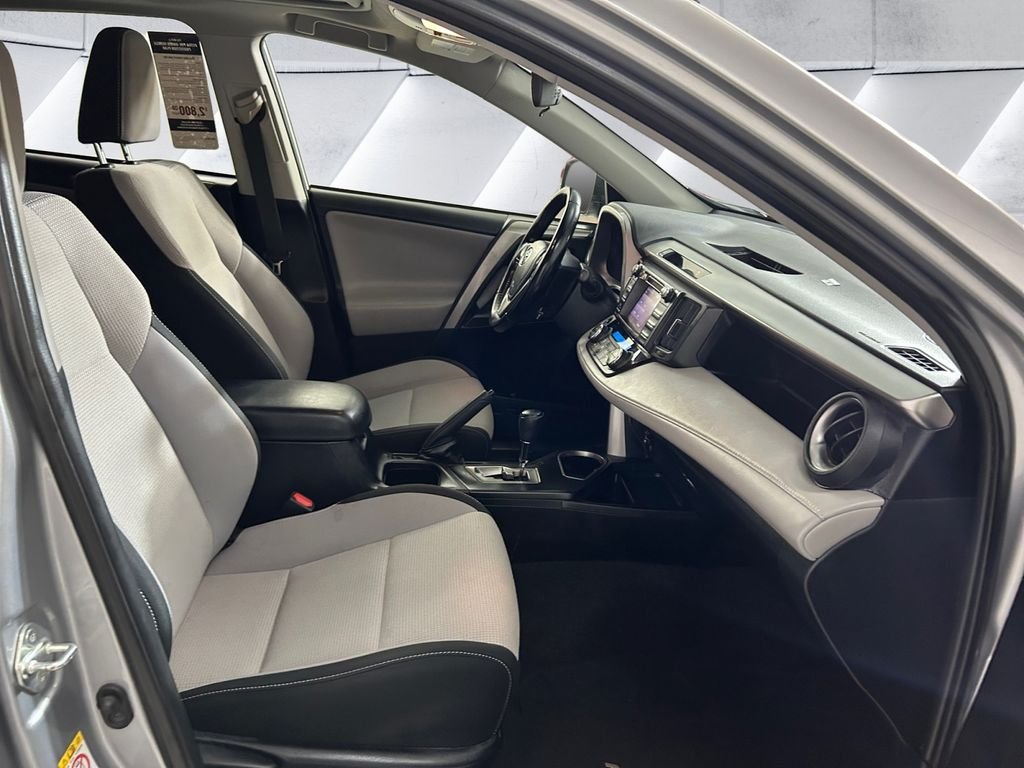 Used 2018 Silver Toyota XLE image 13