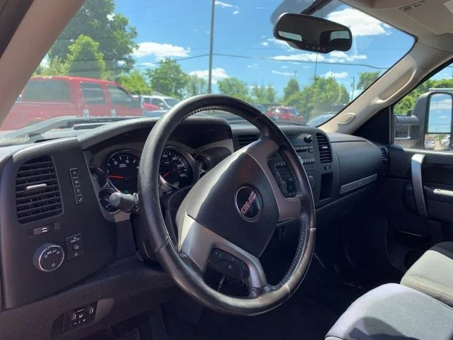 Used 2013 Gray GMC SLE image 9