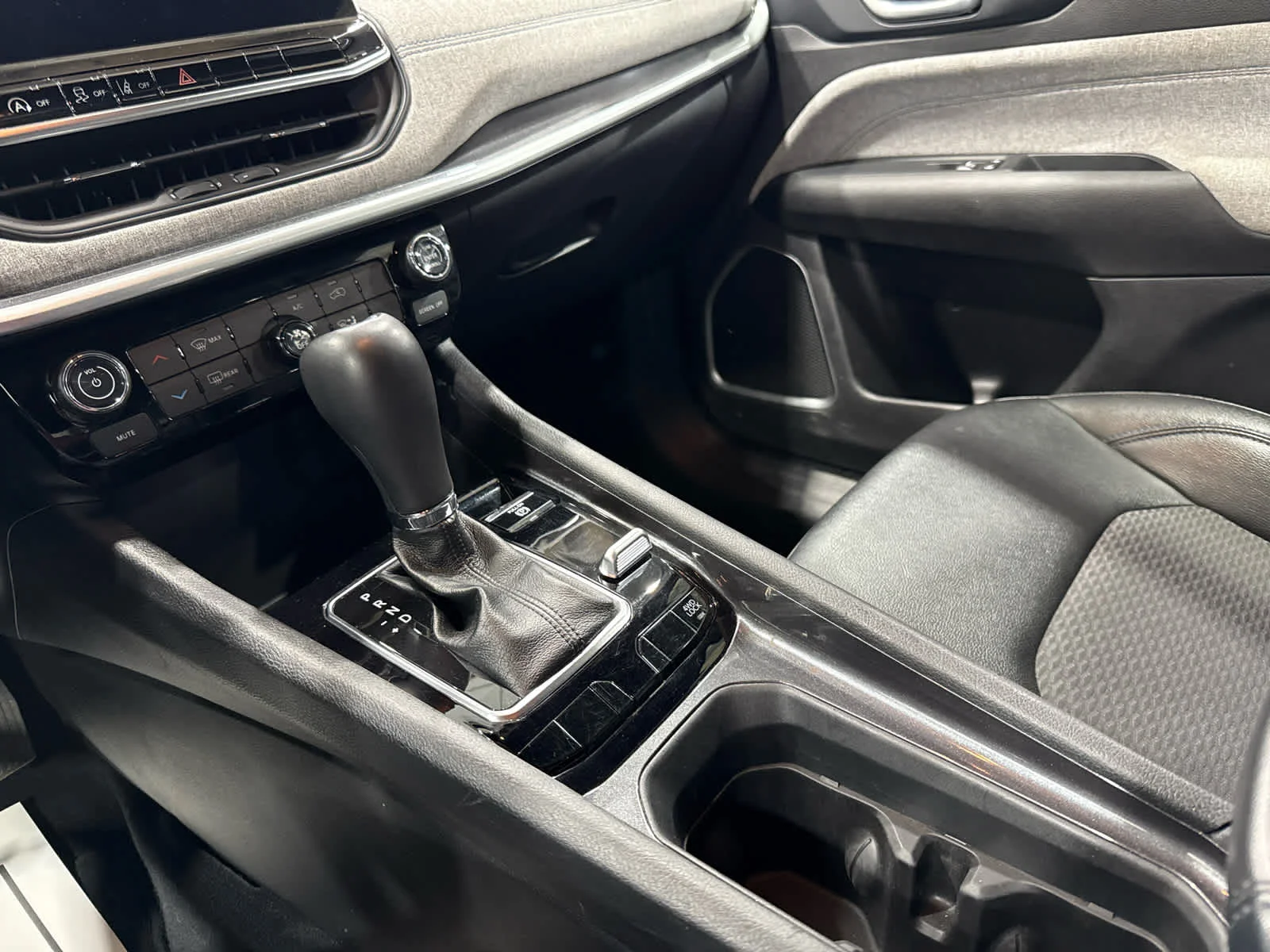 Used 2024 Sil/silver Jeep Latitude image 18