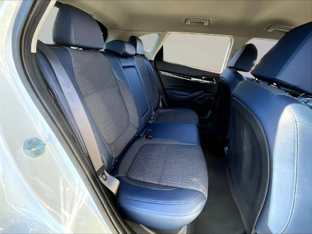 Used 2024 Snow White Pearl Kia S image 25