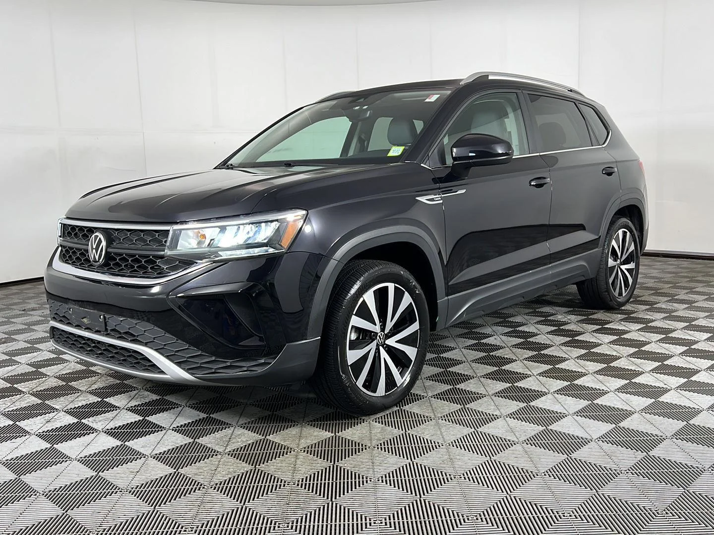 Used 2023 Deep Black Pearl Volkswagen SE image 12