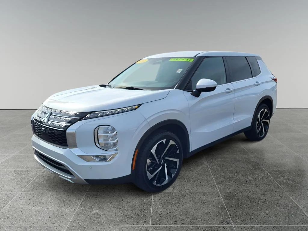 Used 2024 White Diamond Mitsubishi SE image 1