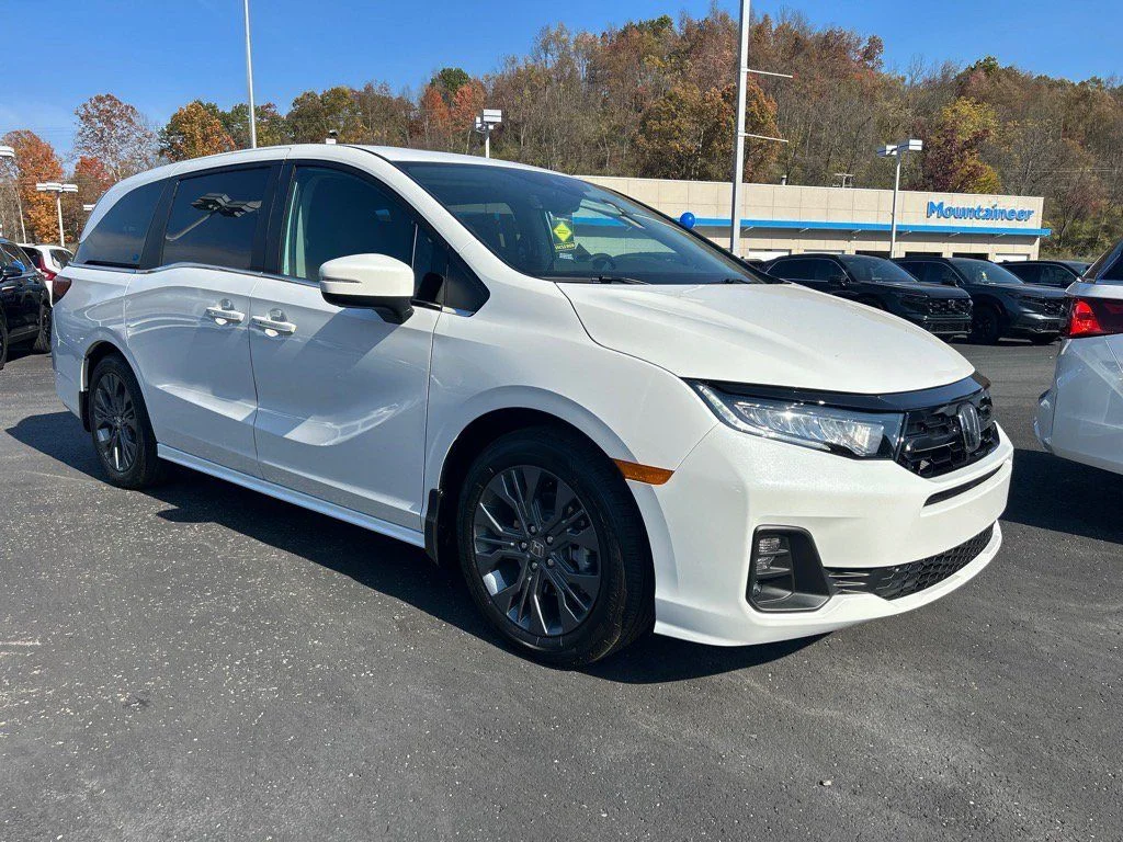 Used 2025 White Honda Touring image 1