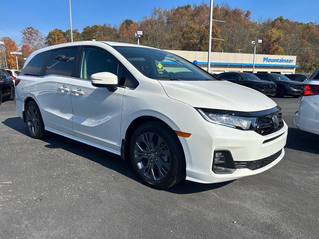 Used 2025 White Honda Touring image 1