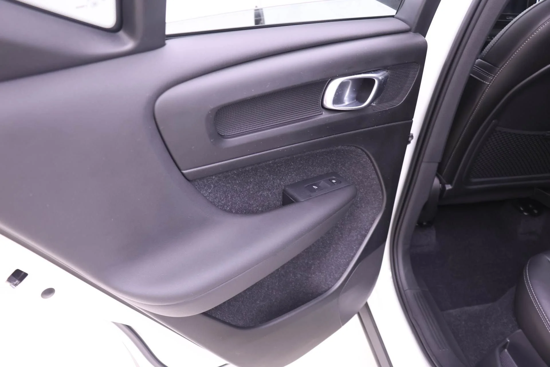 Used 2019 White Volvo Momentum image 19