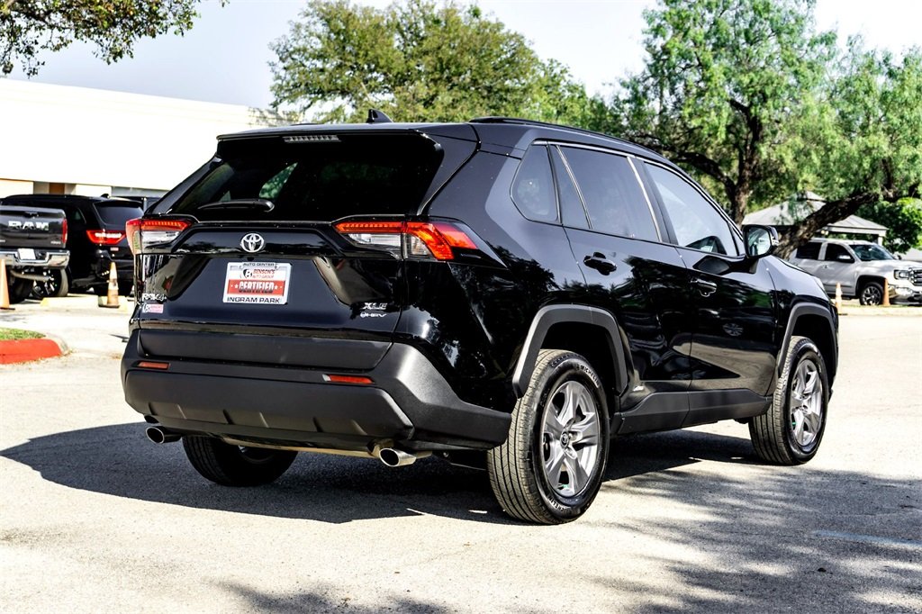 2025 Toyota RAV4 Hybrid XLE photo 4