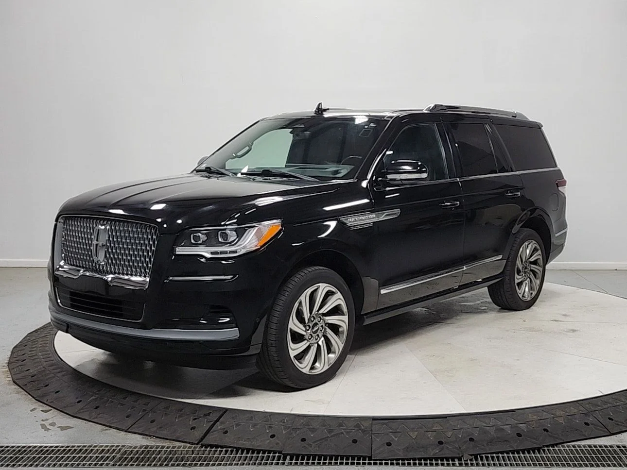 Used 2024 Infinite Black Metallic Lincoln Reserve image 3