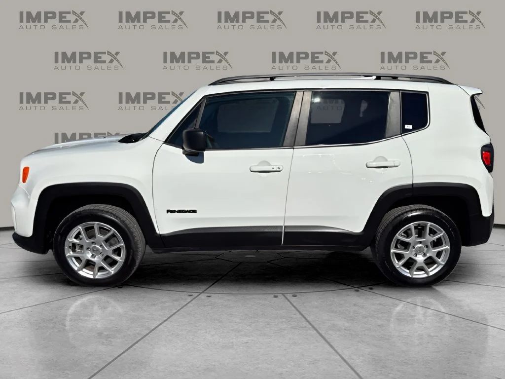 Used 2022 White Jeep Latitude image 2