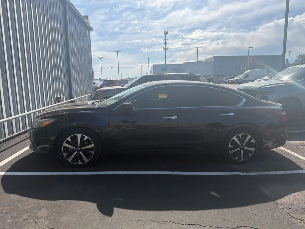 Used 2018 Nissan Altima SR with VIN 1N4AL3AP8JC127609 for sale in Kansas City