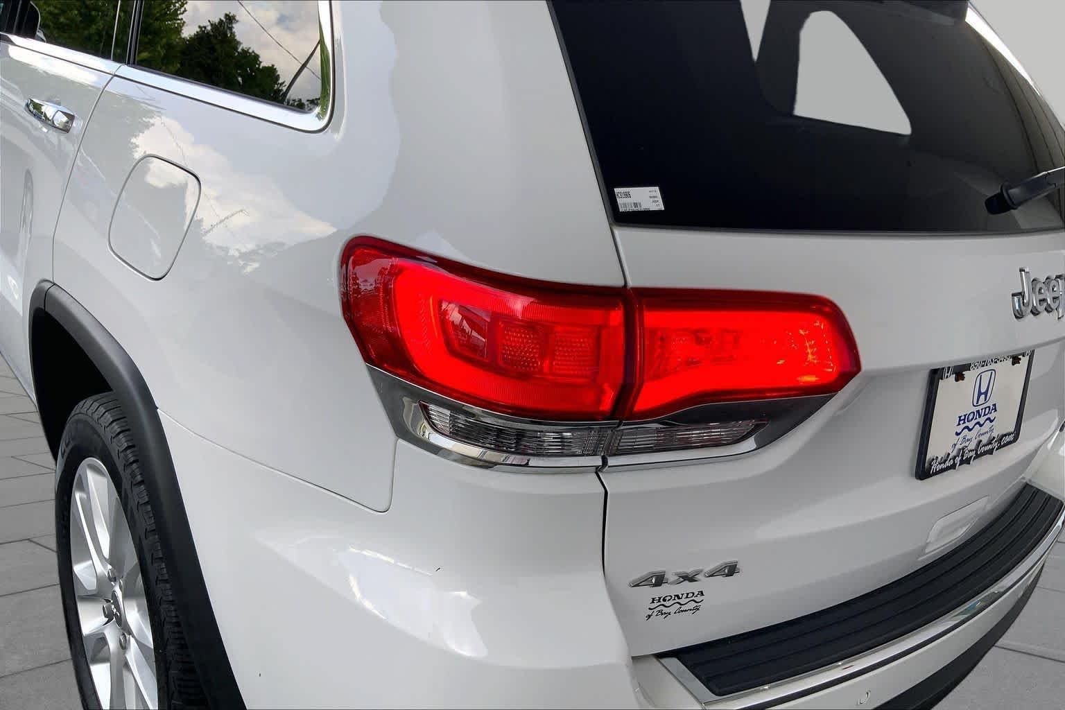 Used 2017 Bright White Clearcoat Jeep Limited image 28