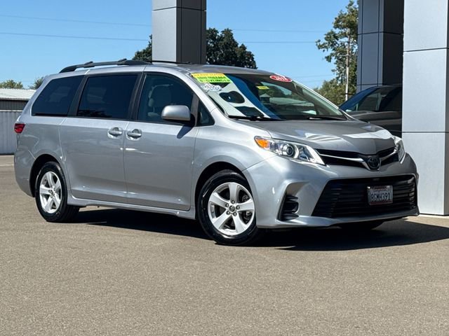 2018 Toyota Sienna LE V6 8-Passenger's photo