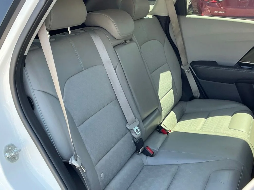 Used 2020 White Kia Touring image 24