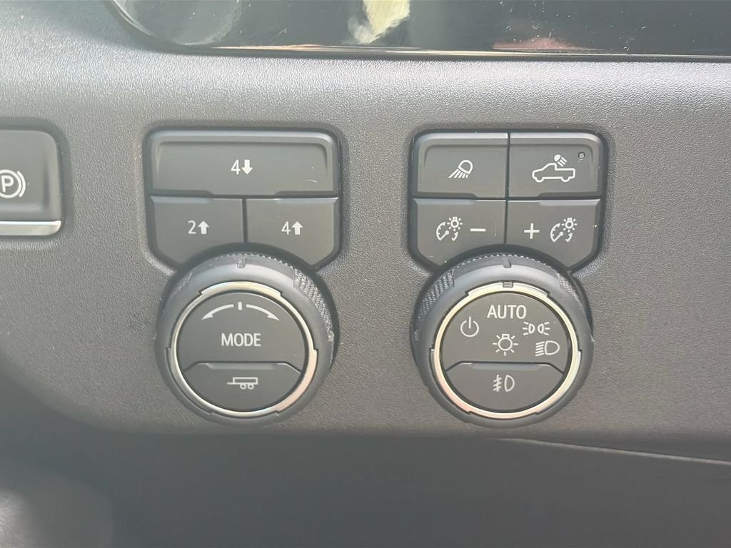 Used 2025 White Chevrolet LT image 22