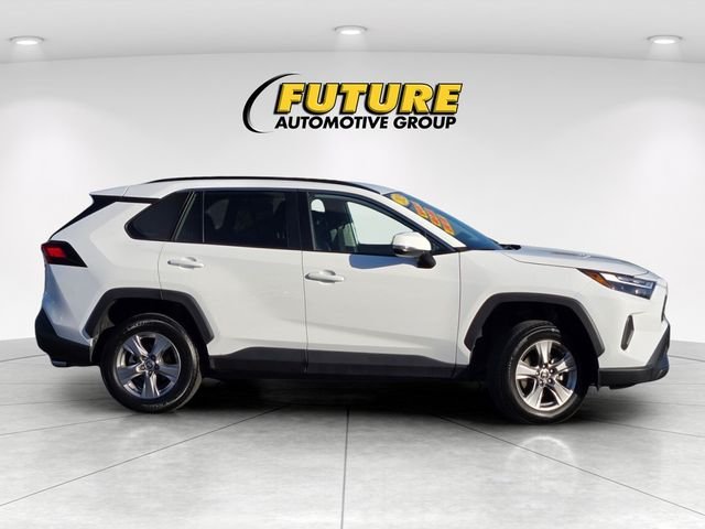 Used 2025 White Toyota XLE image 3