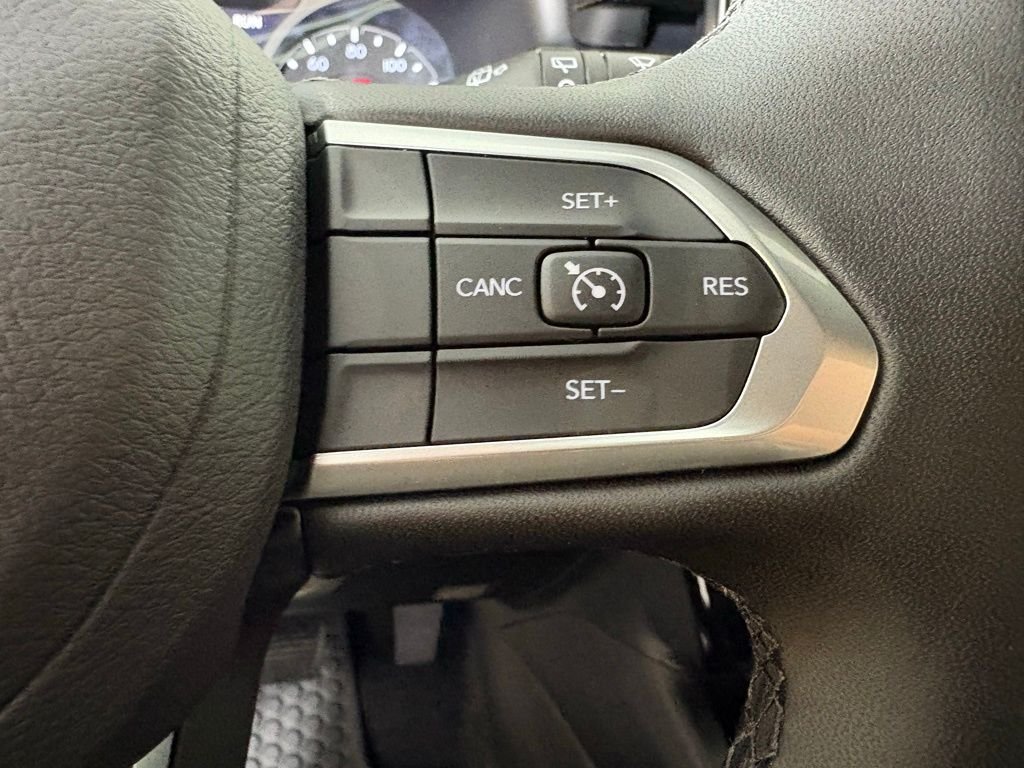 New 2026 Red Hot Pearl-Coat Exterior Paint Jeep Latitude image 24