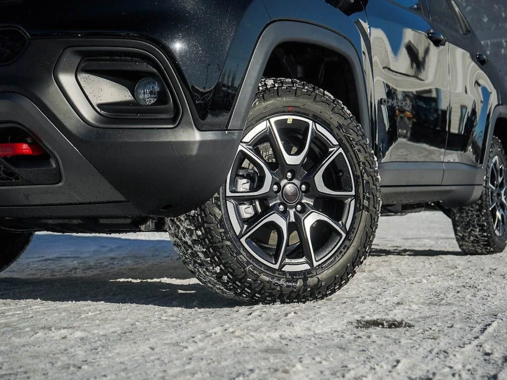New 2026 Diamond Black Crystal Pearlcoat Jeep Trailhawk image 6