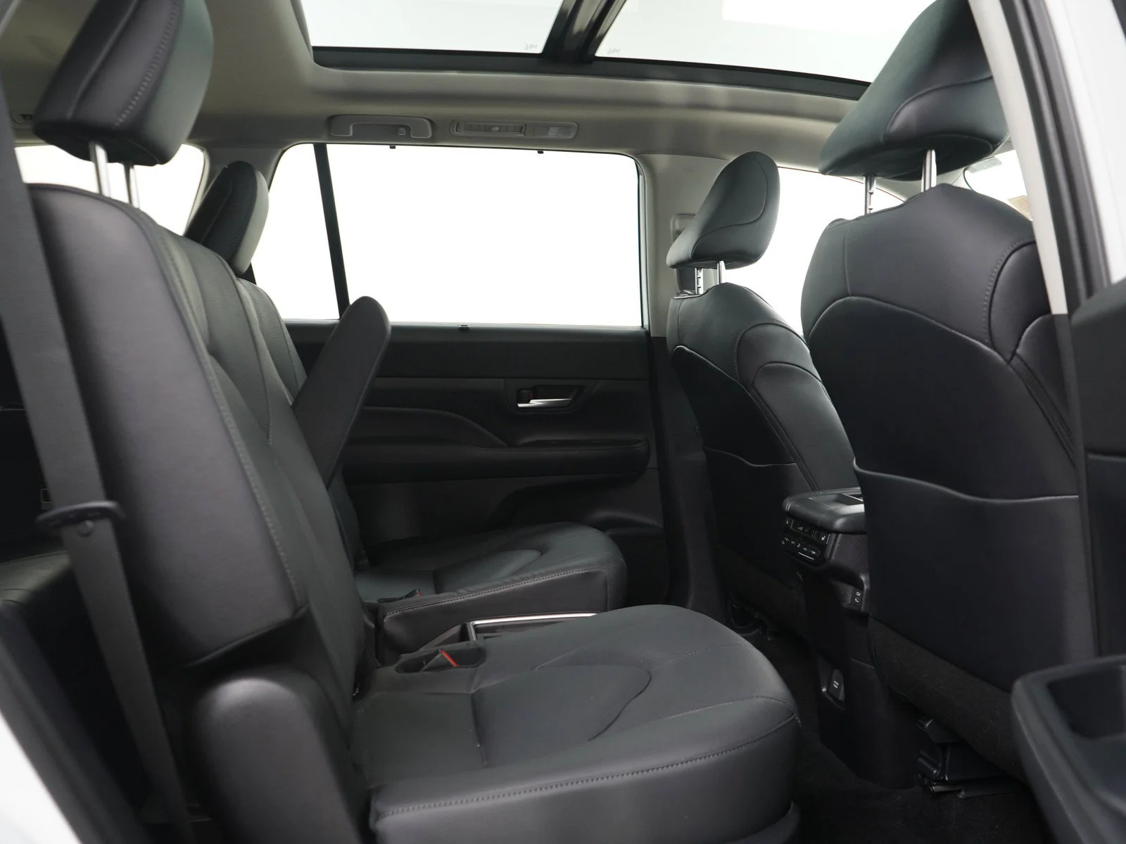 Used 2025  Toyota XLE image 12