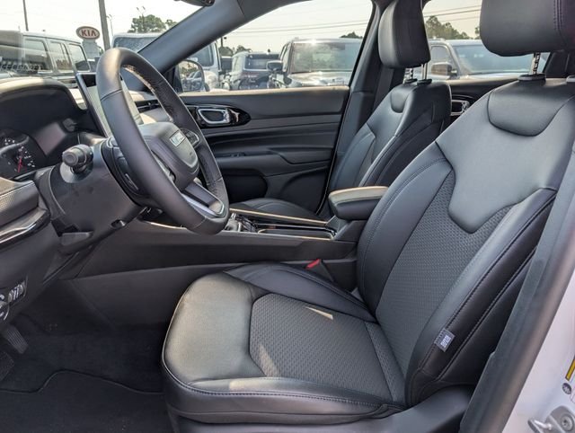 New 2026 Bright White Clearcoat Jeep Latitude image 15