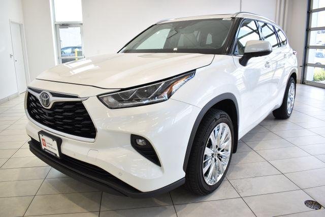 Certified Used 2020 BLIZZARD PEARL Toyota  image 4