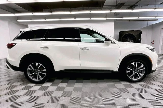 Used 2024 Majestic White INFINITI LUXE image 15
