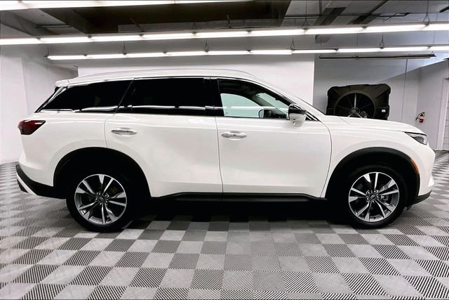 Used 2024 Majestic White INFINITI LUXE image 15