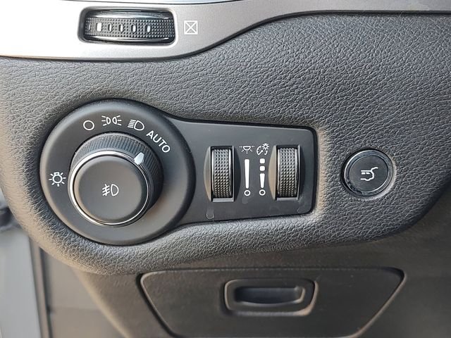Used 2021 Gray Jeep Latitude Lux image 24